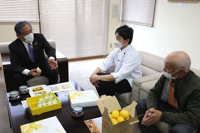 レモンケーキを試食する松本市長（左）