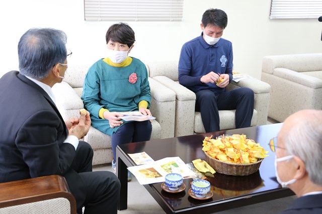 商品の説明をする松田さん(左から2人目) 商品の説明をする松田さん(左から2人目)
