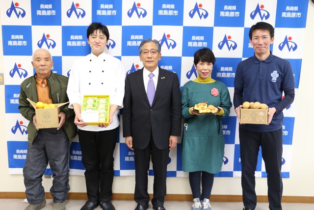 記念撮影(左から、はじめ農園馬場さん、ガトーフリアン中村さん、松本市長、松田屋老舗松田さん、いいだ農園飯田さん) 記念撮影(左から、はじめ農園馬場さん、ガトーフリアン中村さん、松本市長、松田屋老舗松田さん、いいだ農園飯田さん)