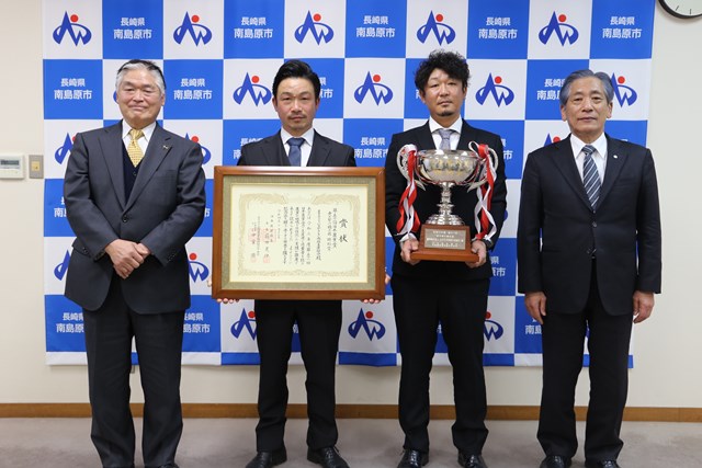 左から近藤一海会長理事、中村大介代表理事、馬場大助理事、松本市長