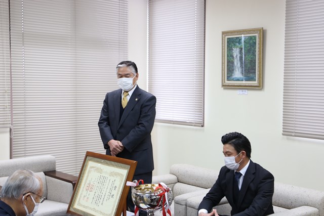 受賞を報告する近藤会長理事 受賞を報告する近藤会長理事