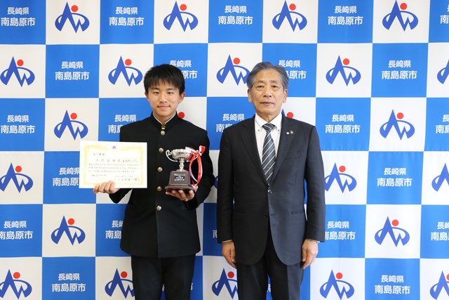本村選手（左）、松本市長