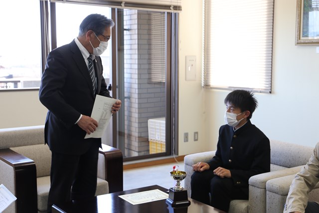 激励の言葉を述べる松本市長