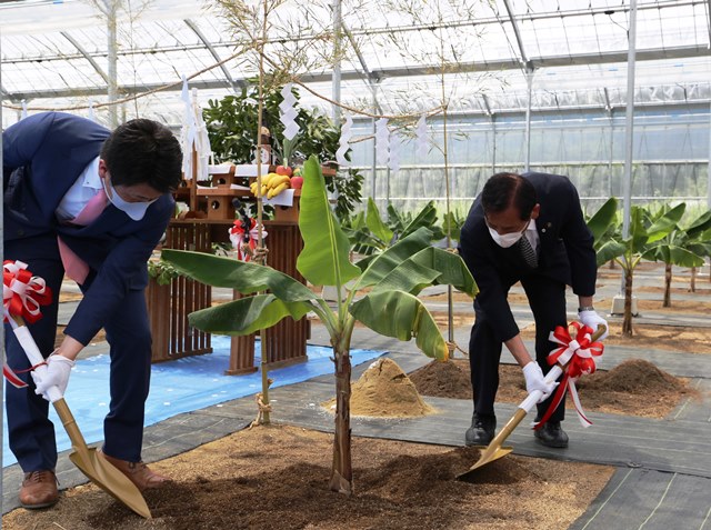 植栽を行う左から松本市長、溝田敏行代表取締役
