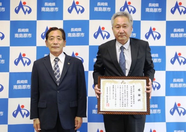 左から松本市長、野里氏