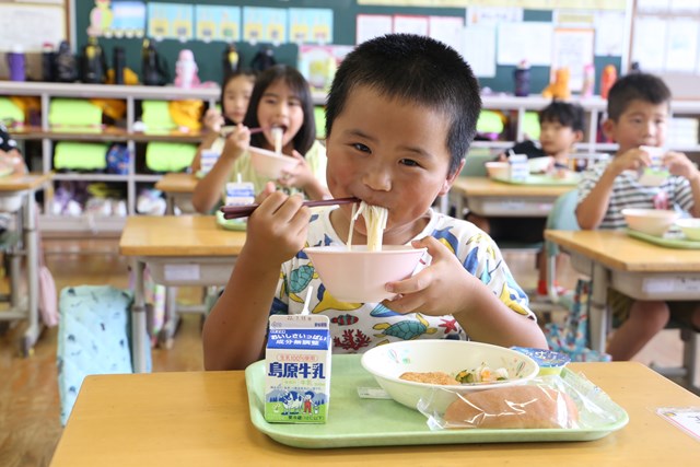 そうめんを食べる児童 そうめんを食べる児童