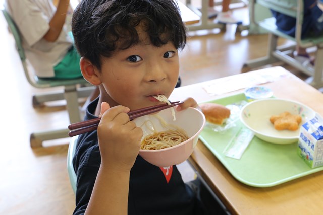 そうめんを食べる児童 そうめんを食べる児童