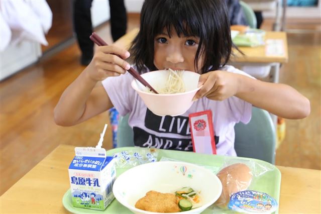 そうめんを食べる児童 そうめんを食べる児童