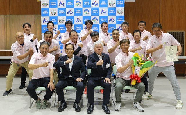 南島原クラブの皆さんと松本市長、松本教育長（前列中央）