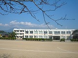 西有家小学校の校舎